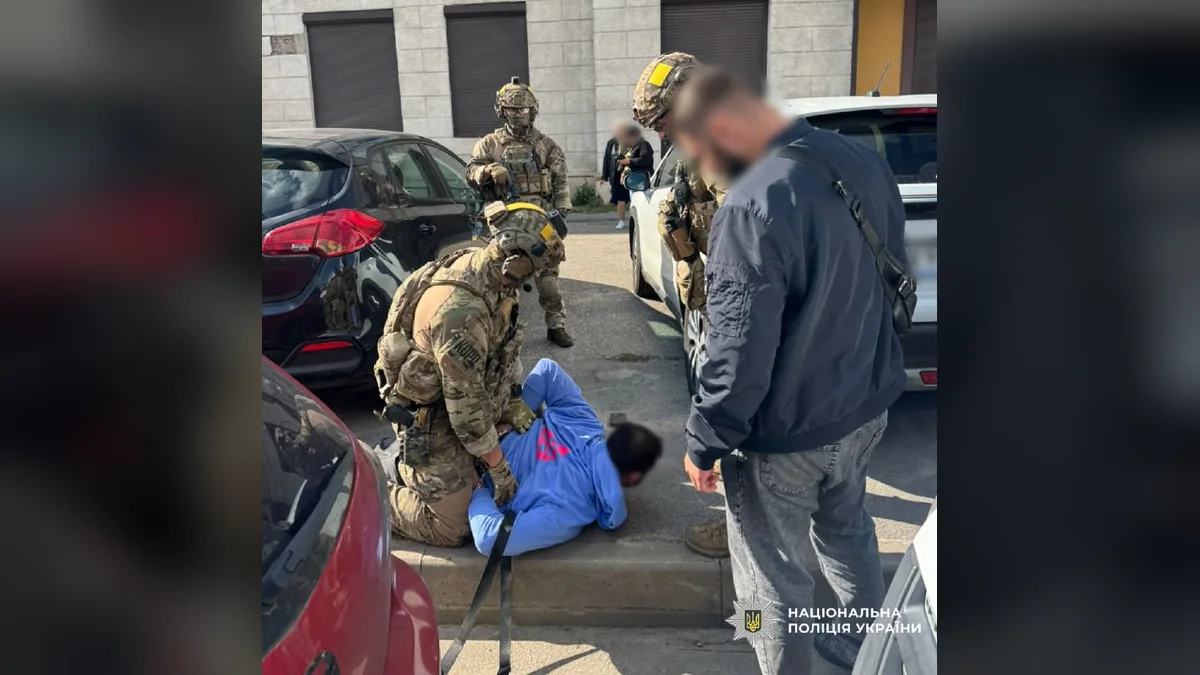 У Харкові затримали двох військових за зловживання впливом на 6000 доларів