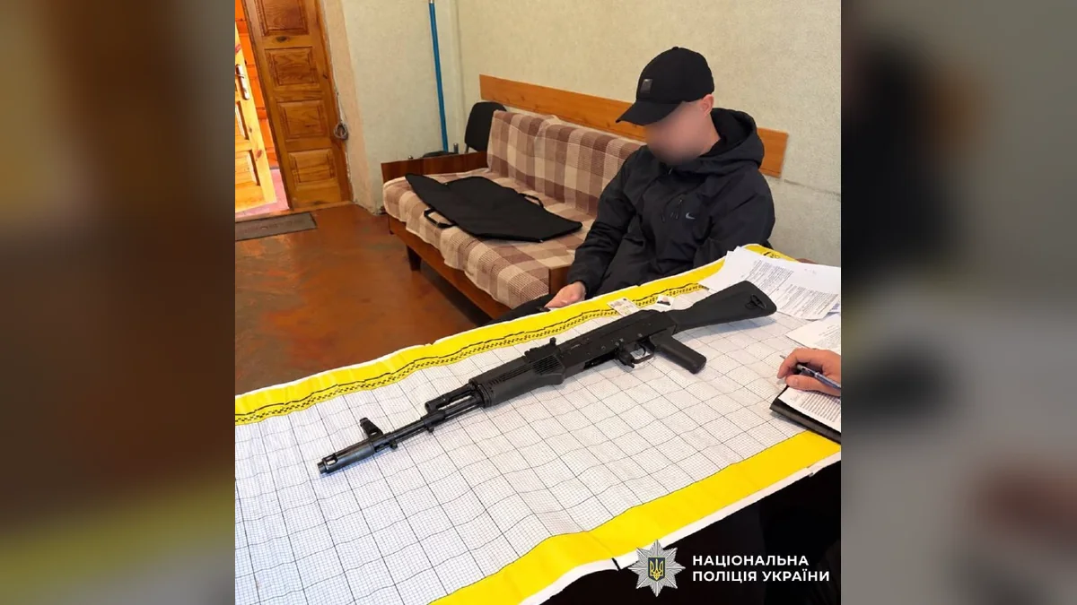 У Новій Водолазі чоловік задекларував автомат АК-74 і 224 набої, знайдені в лісосмузі